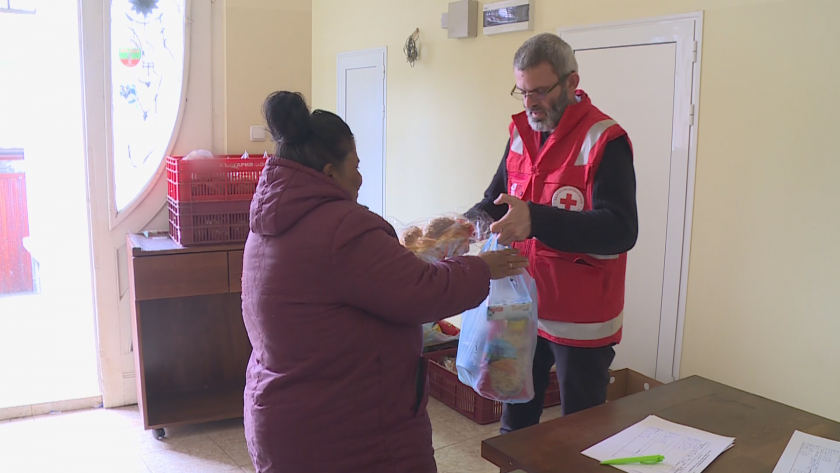 От Българския червен кръст в Русе зарадваха бездомните хора с