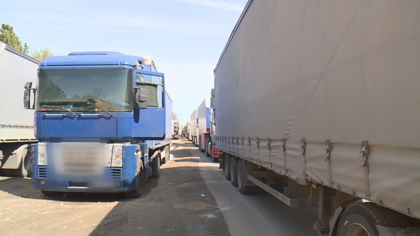 Над 35 български шофьори от търговищка фирма са блокирани в