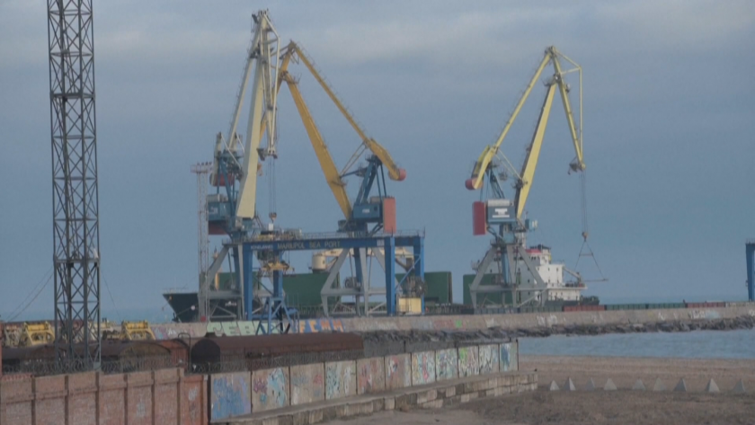 Петимата моряци, които останаха на борда на блокирания в Мариупол