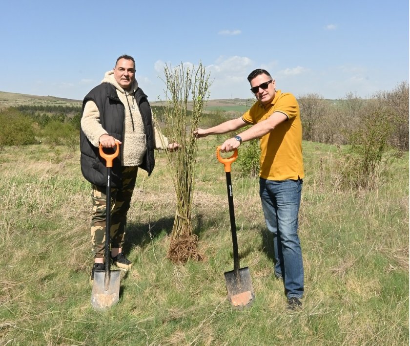 Журналисти от БНТ засадиха Великденска медоносна гора (Снимки)