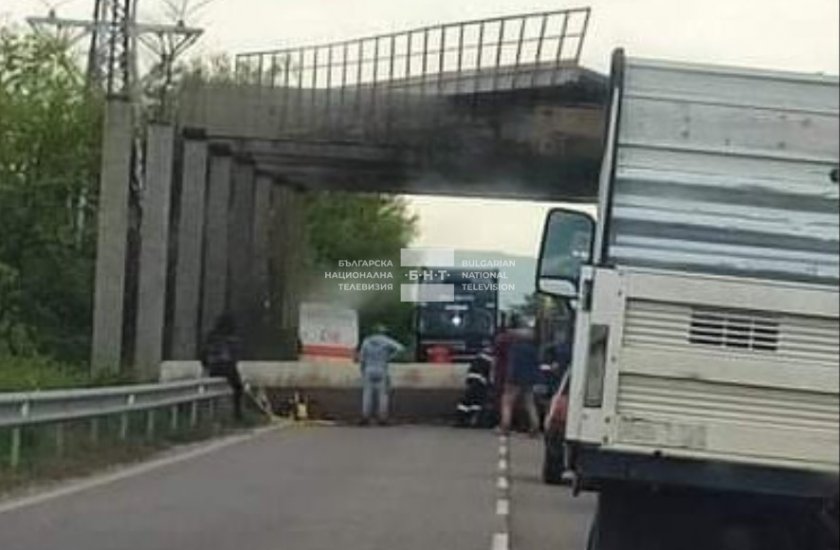 Двама души са затиснати в автомобила си от подпорна колона