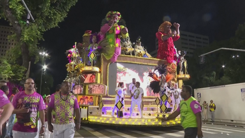 втори ден пищния карнавал рио жанейро