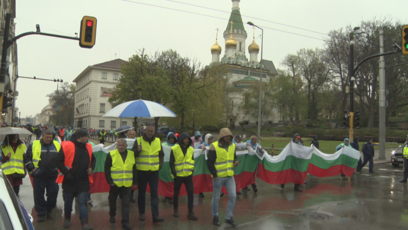 Протести в очакване парламентът да разреши на Агенция Пътна инфраструктура