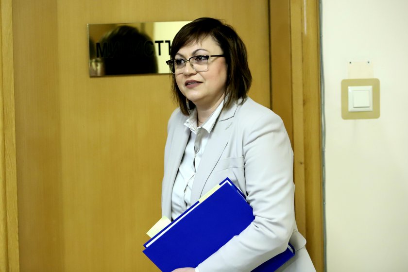 Г-н Радев, обяснете метаморфозата си от вдигнат юмрук срещу Борисов