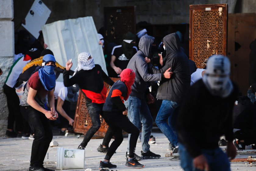 31 са ранените палестинци след сблъсъците с израелската полиция в Ал-Акса