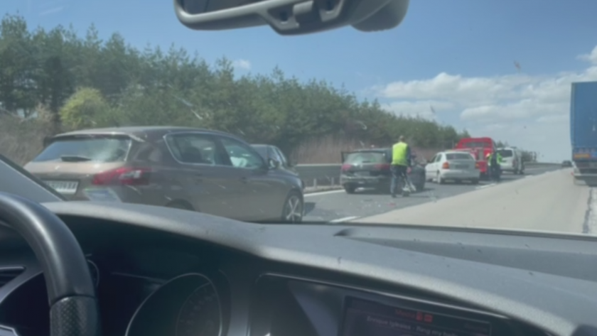 Километрично задръстване на Тракия в посока София.Опашката от коли започва