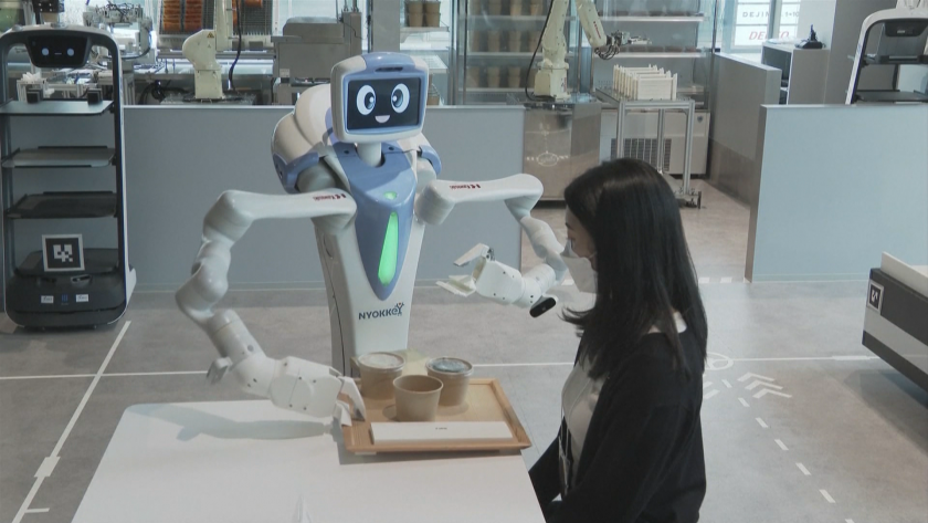В токийски ресторант сервитьори и готвачи бяха заменени от роботи.Целта