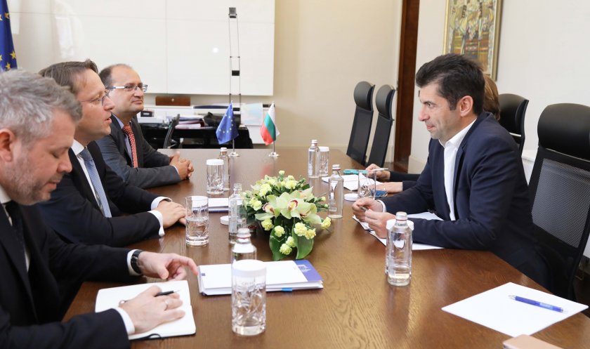 Премиерът Петков се срещна с еврокомисаря по разширяване и съседство Оливер Вархеи