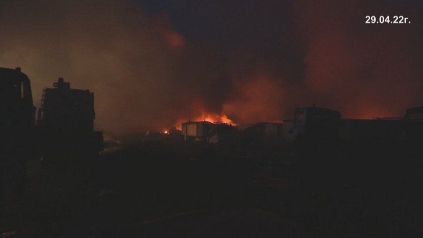 Големият пожар в автоморга в Ямбол все още не е