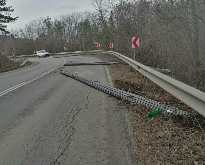 Временно е ограничено движението през Ришкия проход заради ПТП, съобщават