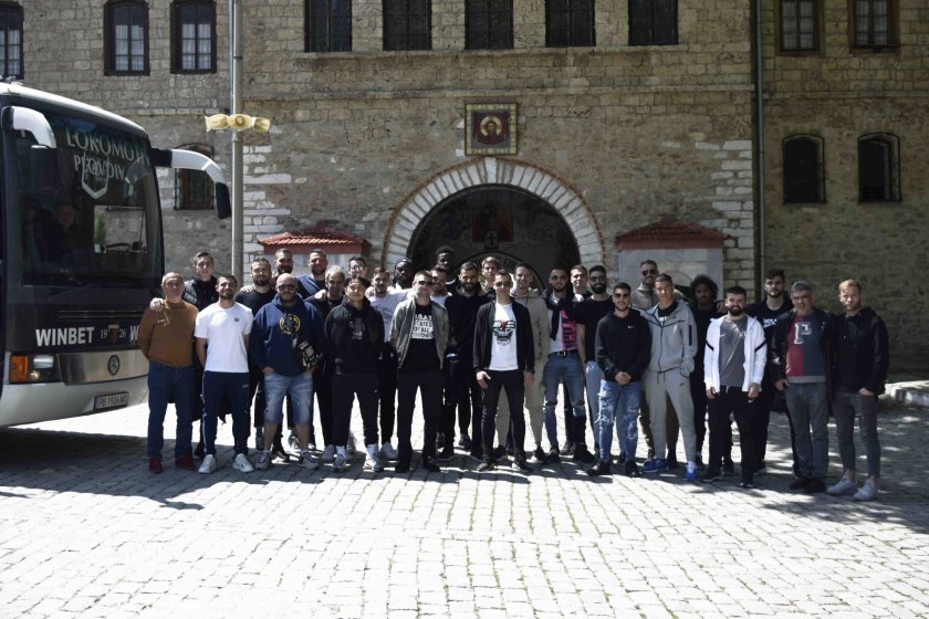 Представителният отбор на Локомотив (Пловдив) посети Бачковския манастир Успение Богородично.