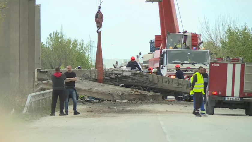 Двете жени, които бяха затиснати в автомобила си от бетонна