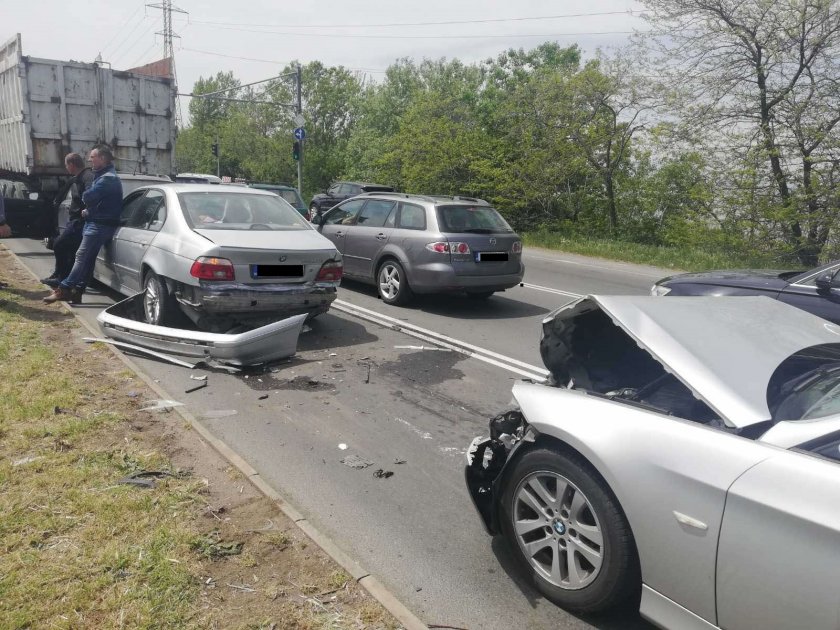 Шофьор във видимо нетрезво състояние предизвика верижна катастрофа в Бургас