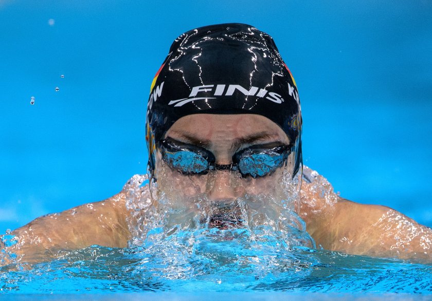 Елена Кравцов скача от блокчето в басейна. Настъпва кратка тишина,