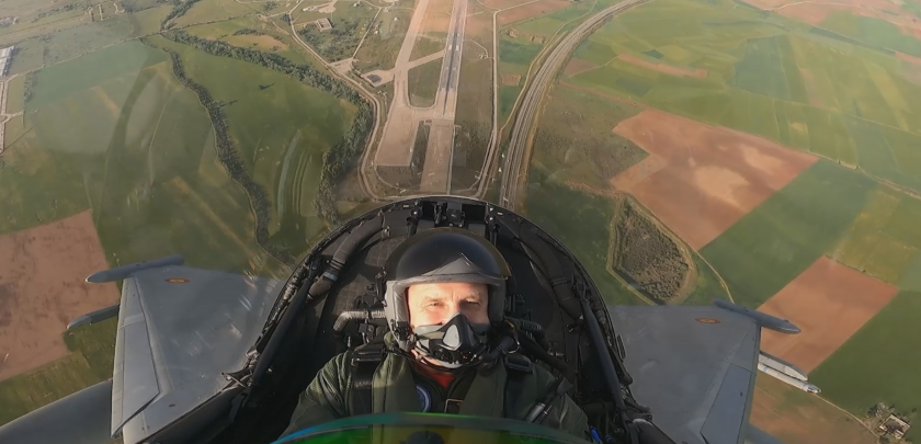 Президентът Румен Радев проведе демонстрационен полет на изтребител Юрофайтър в