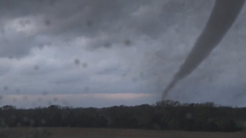 Торнадо пемина през части от американския щат Канзас. Предупреждение за