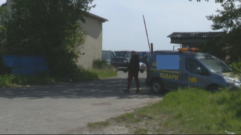 Пожарът в автоморгата край Ямбол все още тлее и дими.