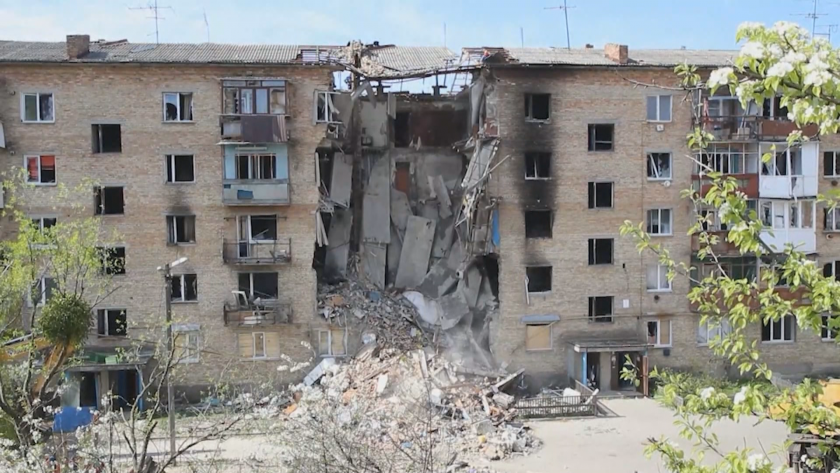 Войната: Северодонецк е почти изцяло обкръжен, продължават опитите за извеждане на цивилни от "Азовстал"