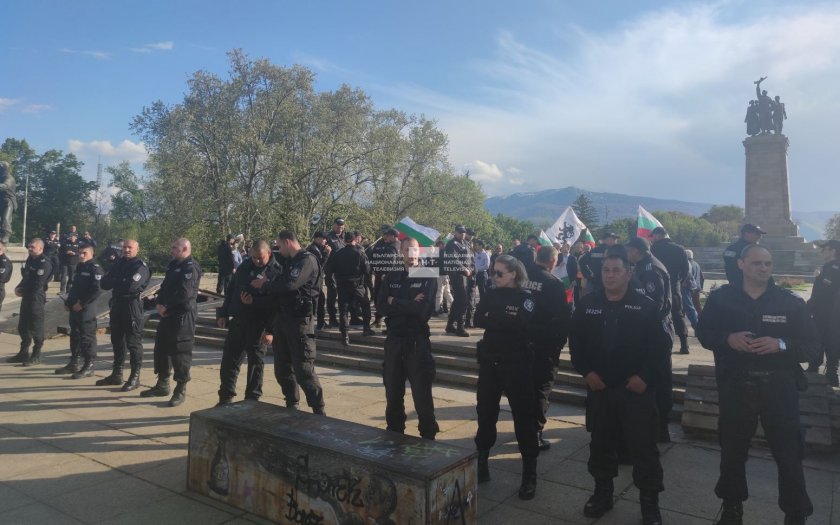 Верига от полицаи разделя две групи протестиращи - за и
