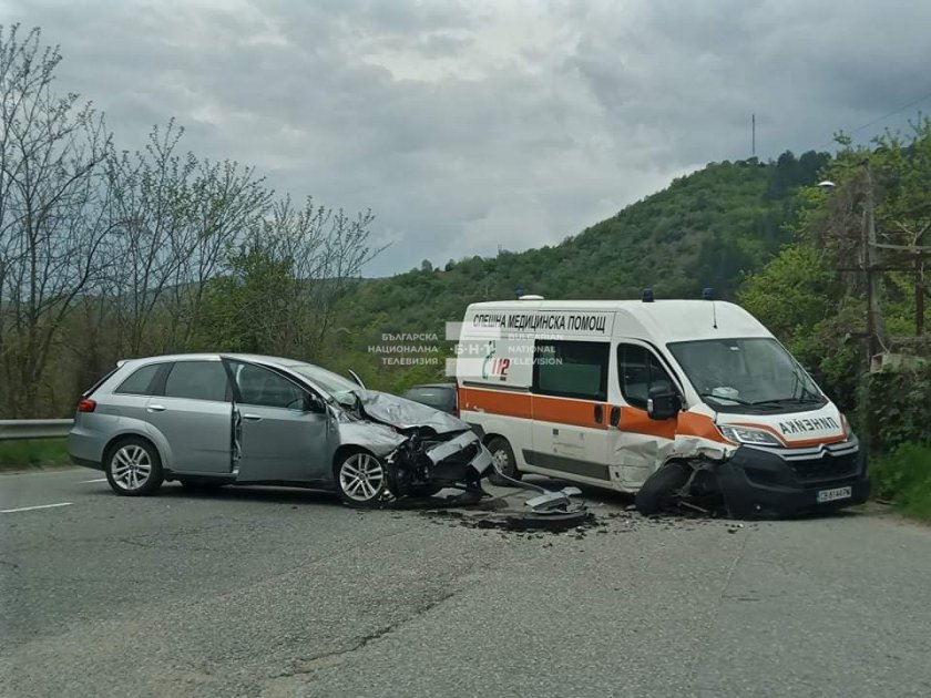 Катастрофа затруднява движението от и към Банско при разклона за