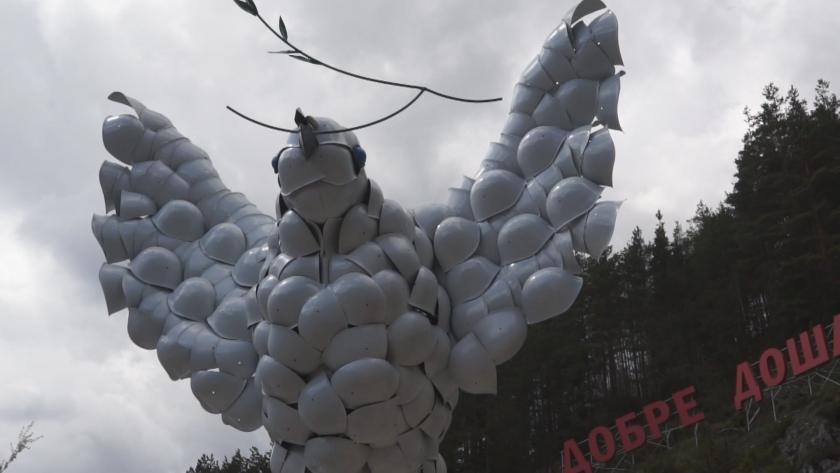 Скулптура, представляваща гълъб на мира от военни каски, вече посреща