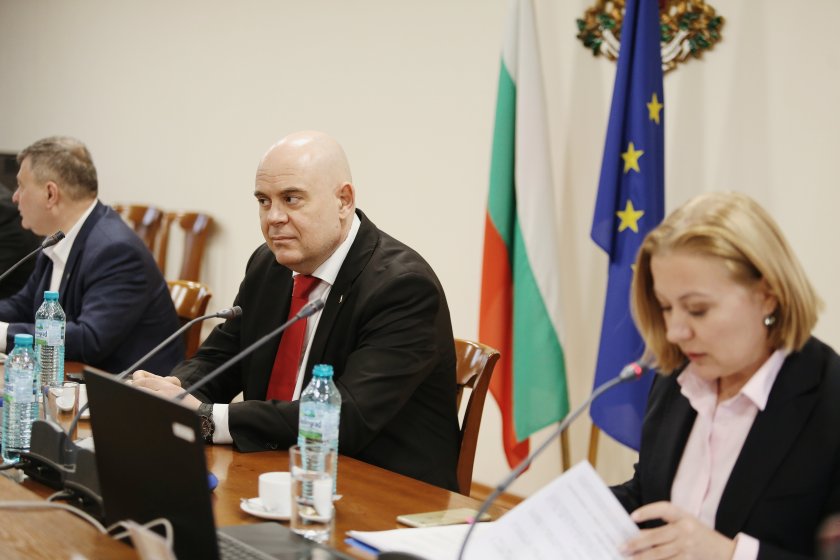 В средата на месеца ВСС решава за поста на Иван Гешев