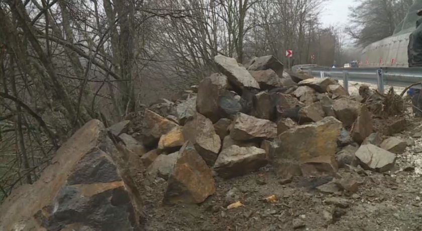 Паднали камъни затвориха за кратко третокласния път край местността Попови