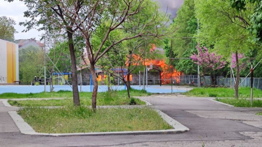 Пожар е избухнал в изоставени бараки на улица Подвис във