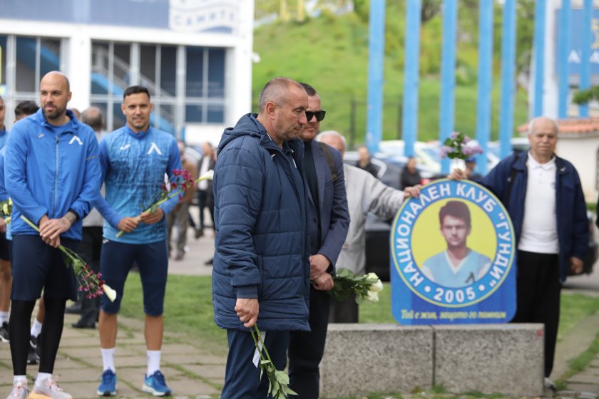 Ръководство, играчи и ветерани на Левски поднесоха цветя на паметника на Гунди