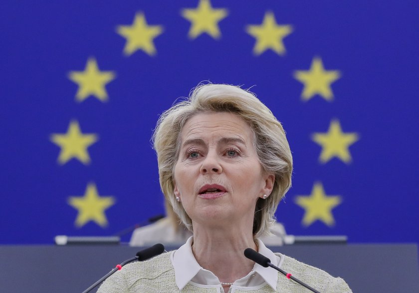 Европейската комисия предлага забрана за вноса на целия руски петрол.
