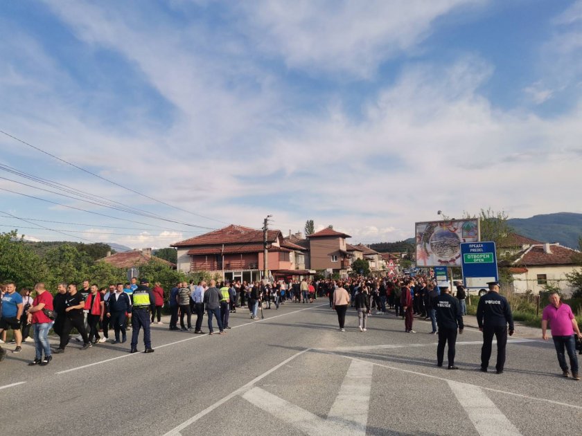 жители симитли отново протест искат пуснат новопостроеният мост