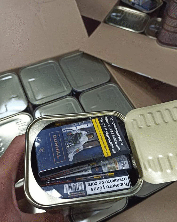 митнически служители откриха 450 кутии цигари консерви кучешка храна