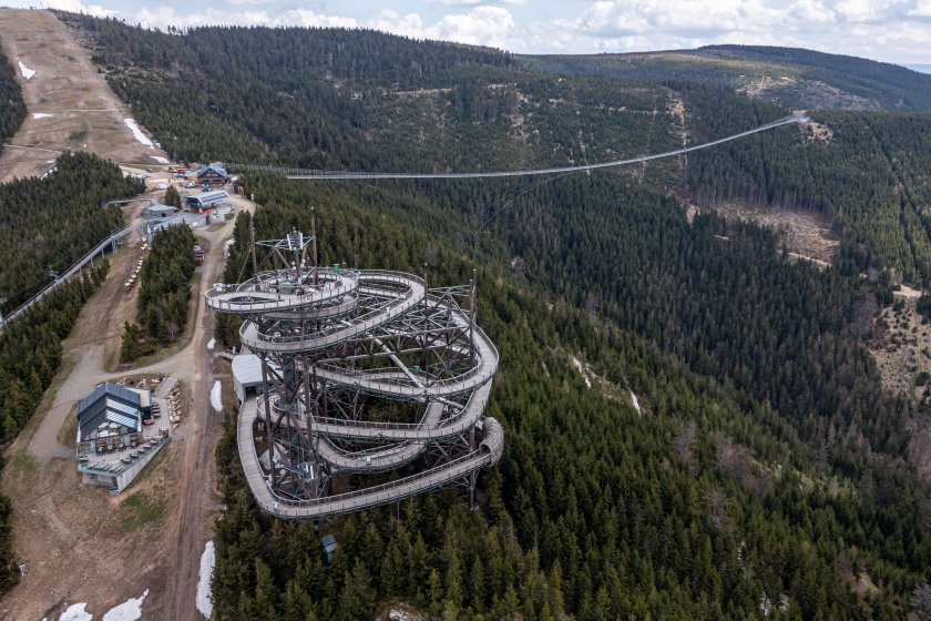 Съоръжението с дължина 721 метра се намира в чешкия курорт