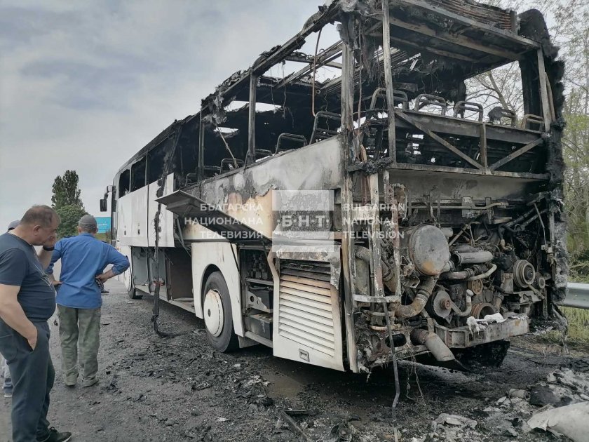 Автобус с украински граждани се запали на АМ "Черно море" (СНИМКИ)
