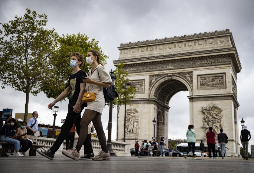 От понеделник Франция премахва задължителното носене на предпазни маски в