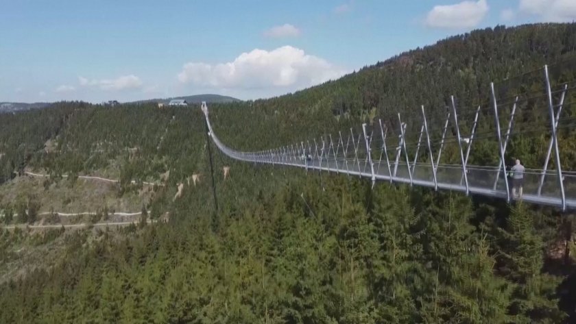 Най-дългият висящ пешеходен мост беше открит в Чехия. Съоръжението е