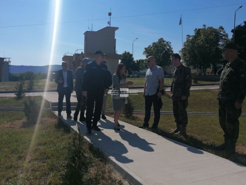Посланикът на САЩ в България Херо Мустафа посети полигона в