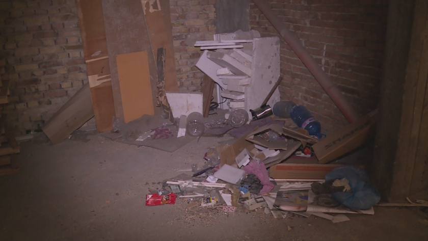 Самонастанили се мъже и жени в недостроена и изоставена сграда