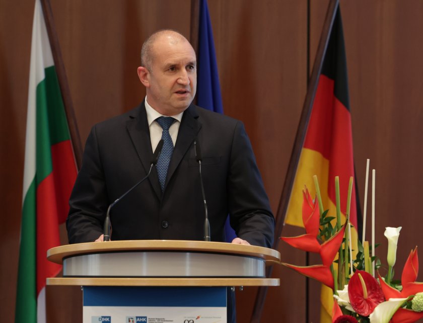 Президентът за антикризисните мерки: Очаквам адекватно решение и за гражданите
