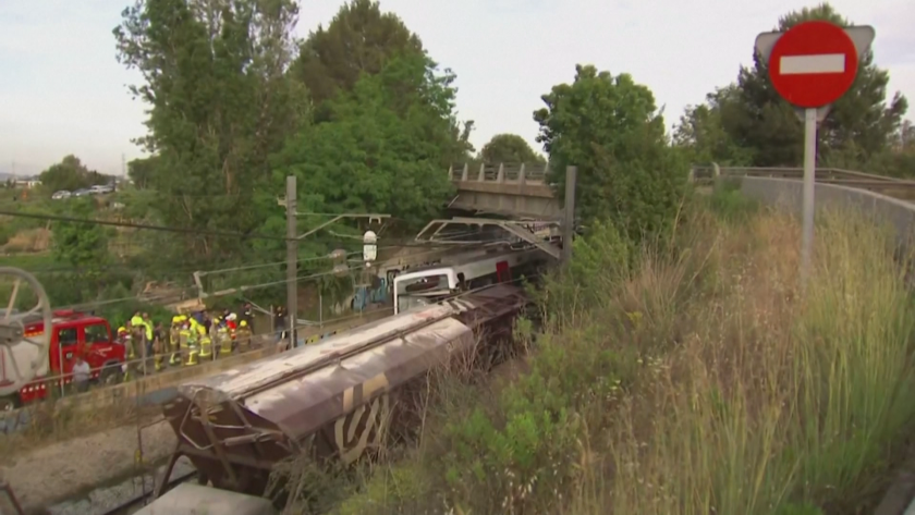 Машинист загина, а десетки бяха ранени във влакова катастрофа край Барселона