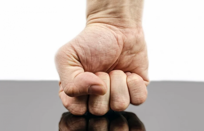 Баща на 11 деца нападна и души на детска площадка