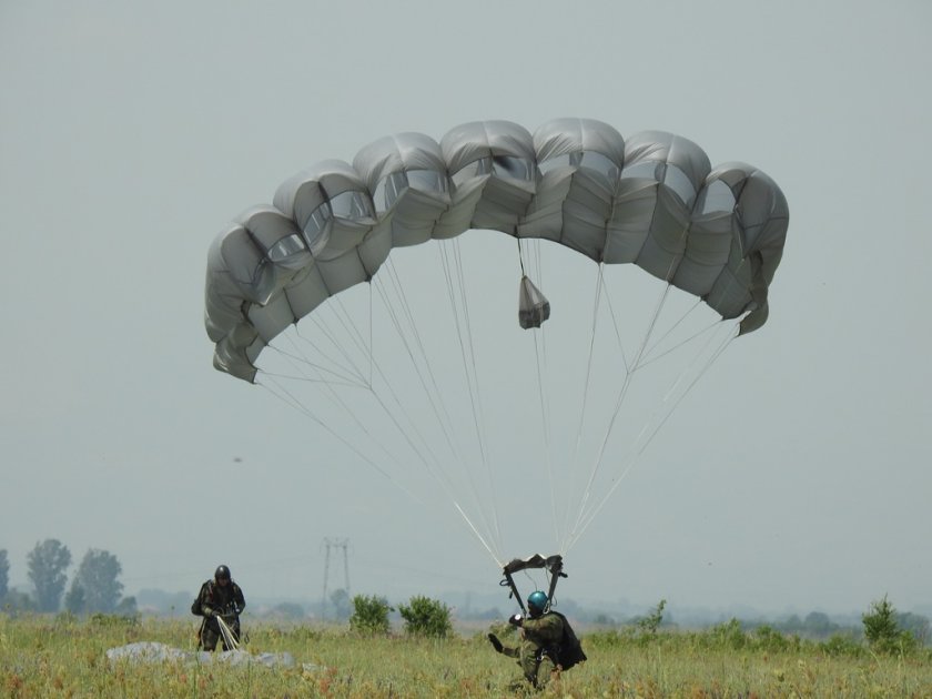 Парашутист е пострадал по време на рутинни скокове на летище