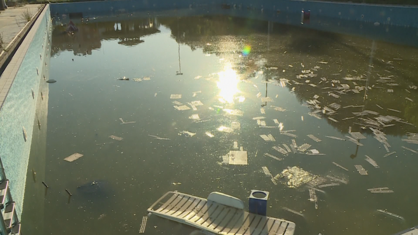 В Благоевград подпочвени води рушат най-големия аквапарк в региона, който