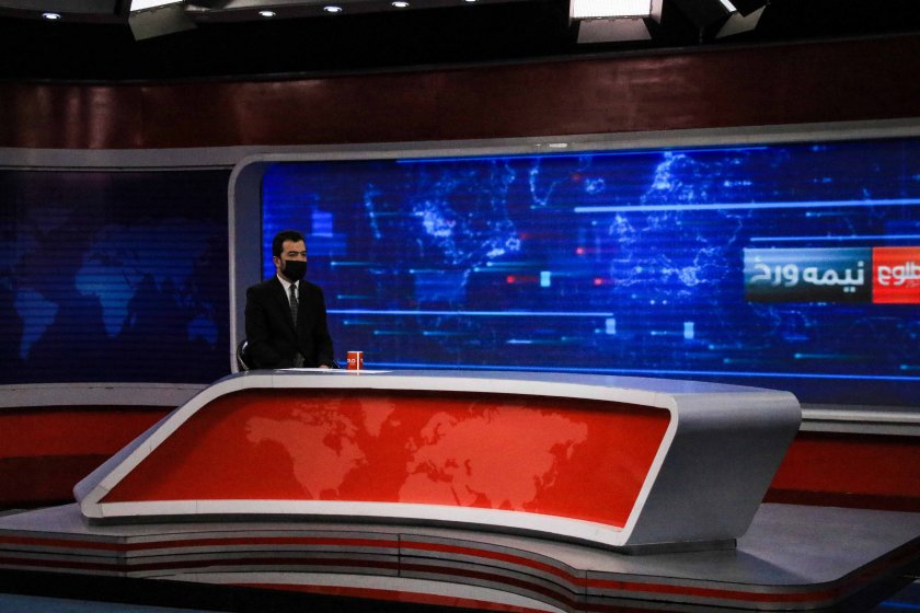 Мъже водещи в телевизиите в Афганистан покриха лицата си в