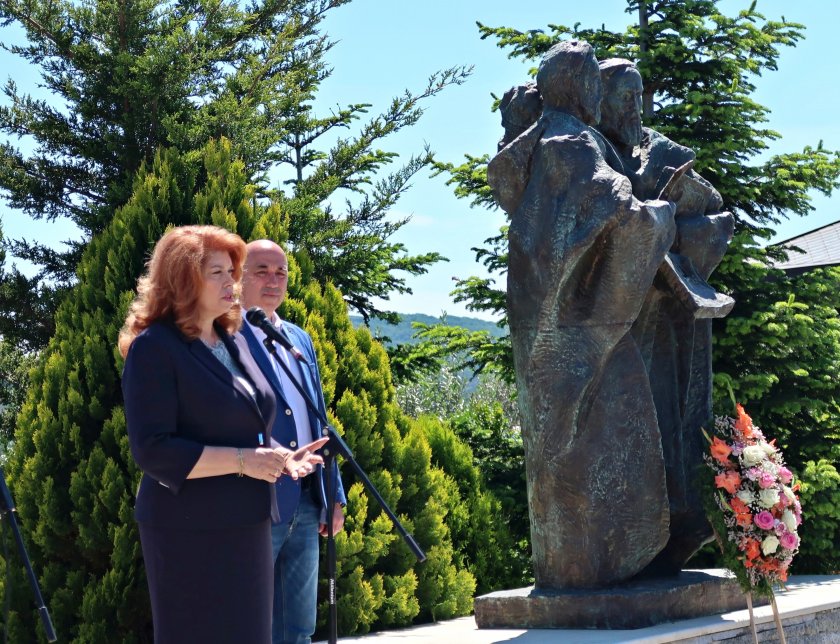 Вицепрезидентът Илияна Йотова откри паметник на Св. Св. Кирил и