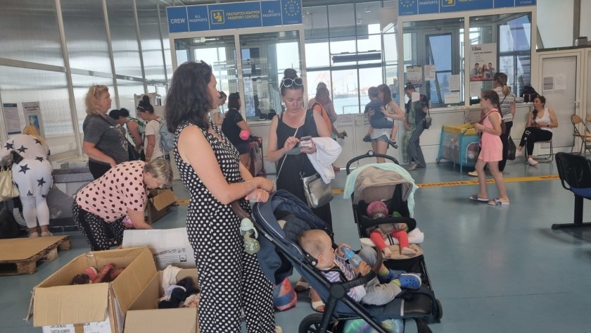 Закриват центъра за бежанци в Бургас, Морска гара става буферна зона
