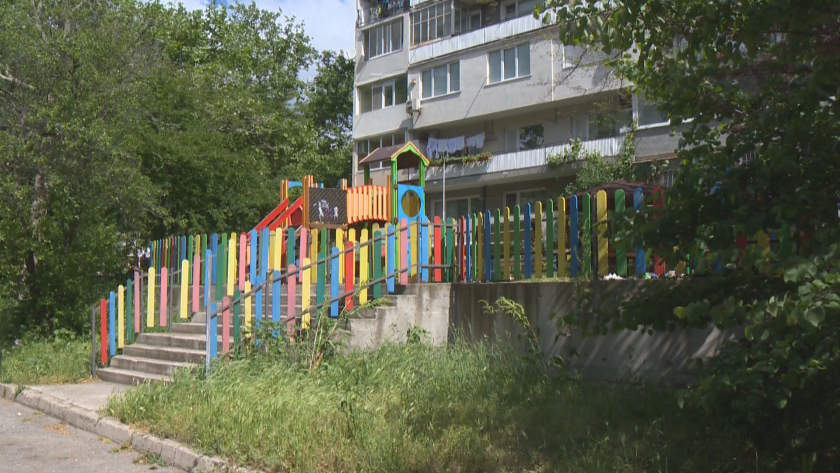 Варна в бурени - защо се бави косенето на тревата