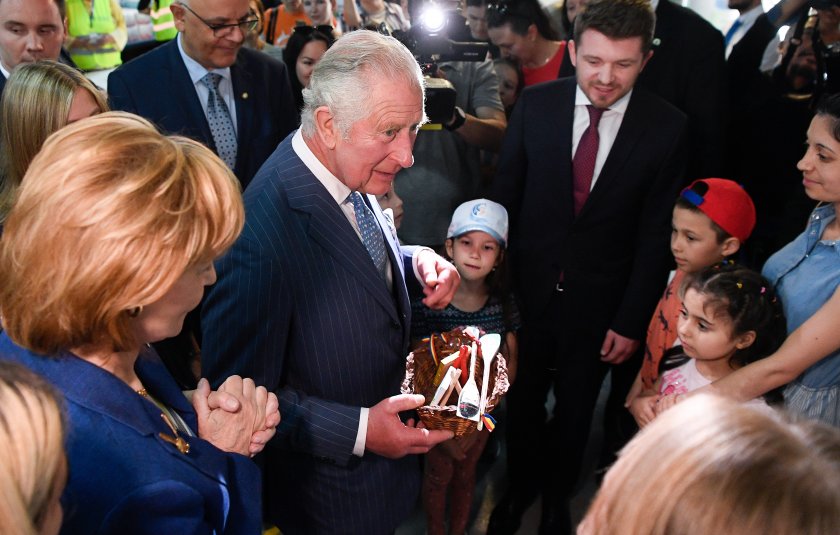 принц чарлз посети център бежанци румъния