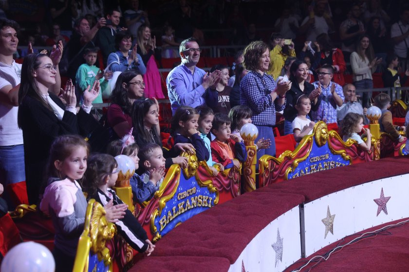 Софийската опера и цирк „Балкански“ играха „Шрек“ за украинските деца 