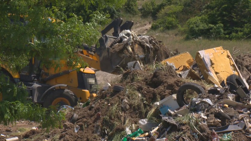 Над 100 кубика едрогабаритни отпадъци бяха събрани от незаконното сметище